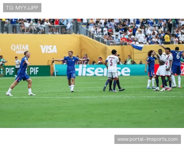 特朗普出席世俱杯颁奖，干扰捧杯环节引发舆论争议